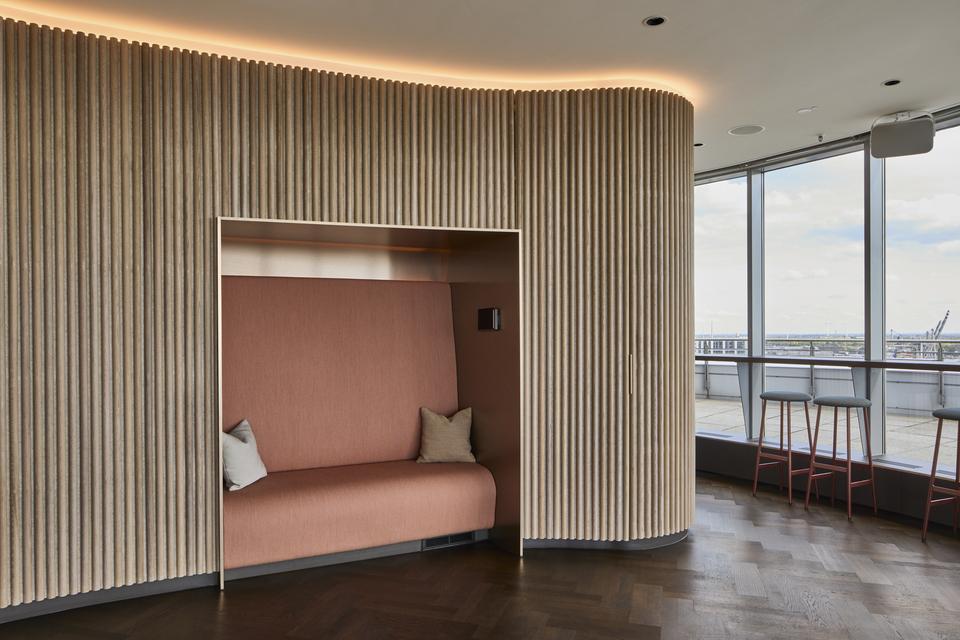 Maßgefertigte Sitznische mit Holzverkleidung Eingebaute Sitznische mit Polsterung und Holzvertäfelung im modernen Innenausbau