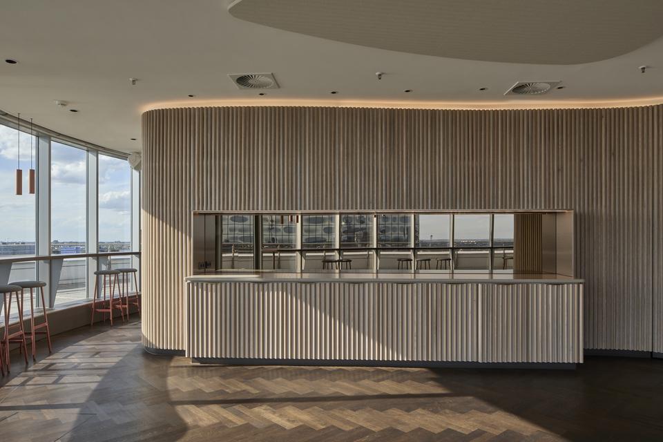 Innenarchitektur mit Ausblick Innenraum mit Panoramafenstern, Barhockern und moderner Lichtgestaltung