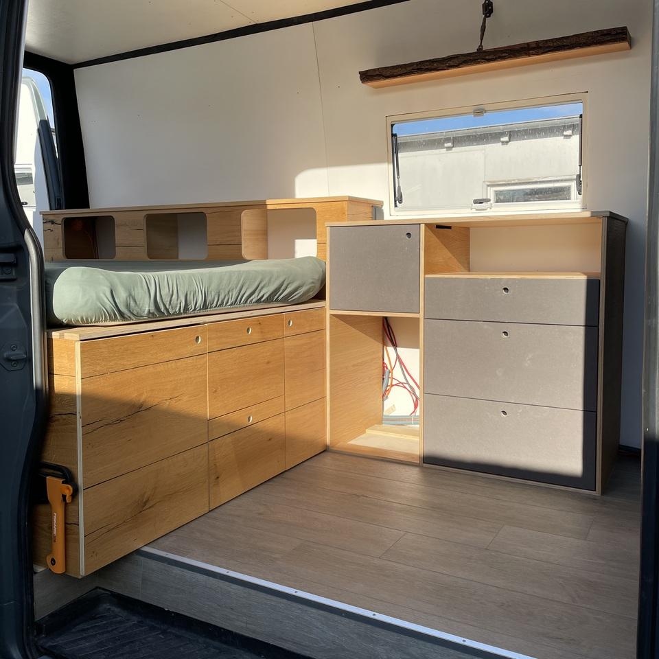 Individueller Innenausbau im Camper mit Bett und Stauraum Individueller Innenausbau im Camper mit Bett und Stauraum